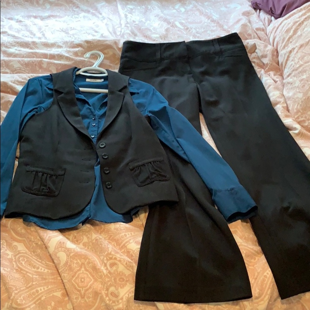 Women’s 3 piece suit Ricki’s brand.